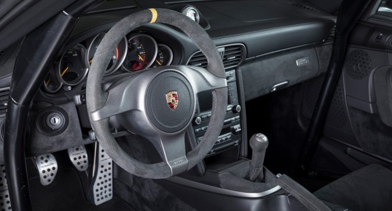 Porsche 911 kokpitinde H düzeni vites kolu ve debriyaj pedalı