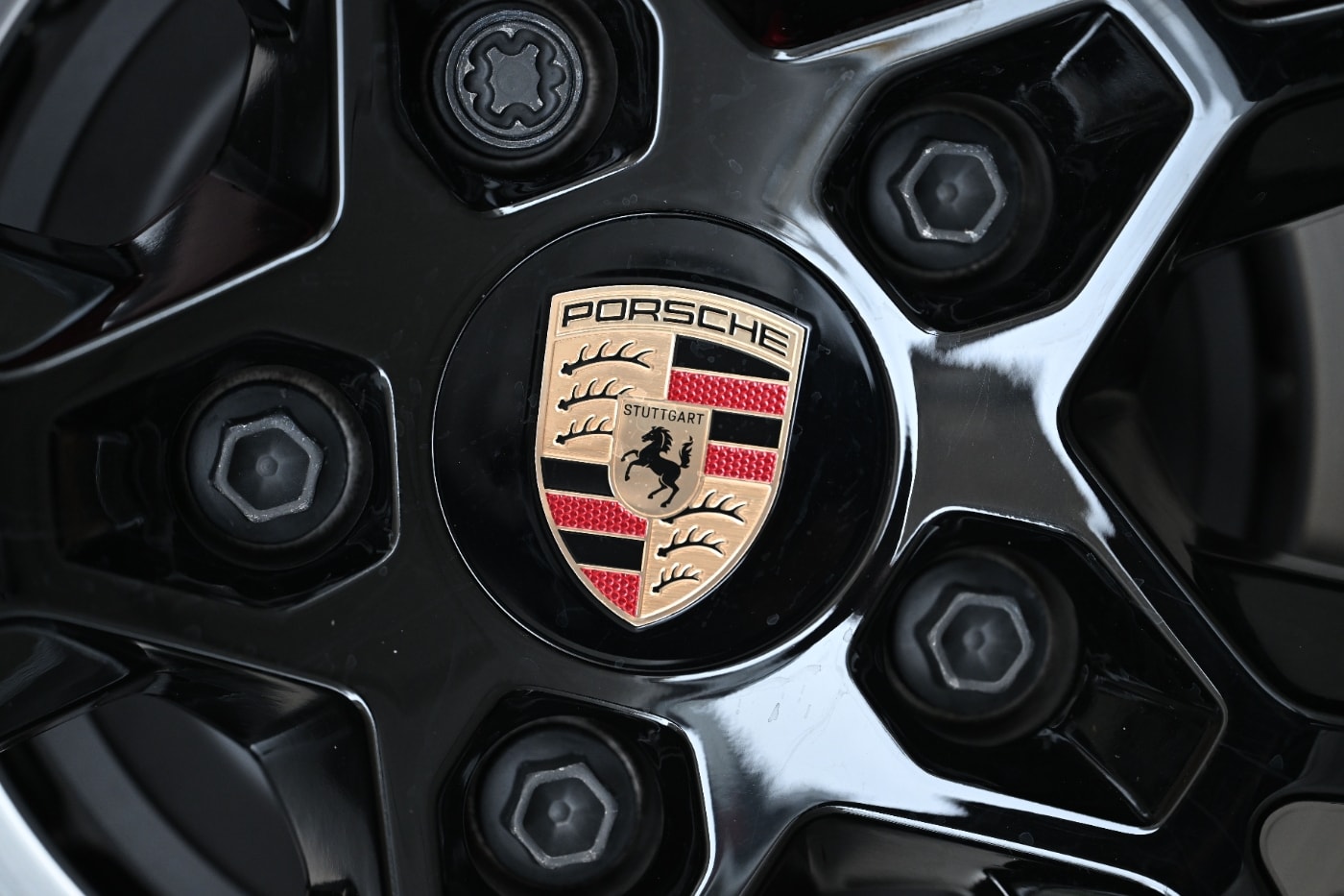 Porsche armasının jant göbeğindeki detayı