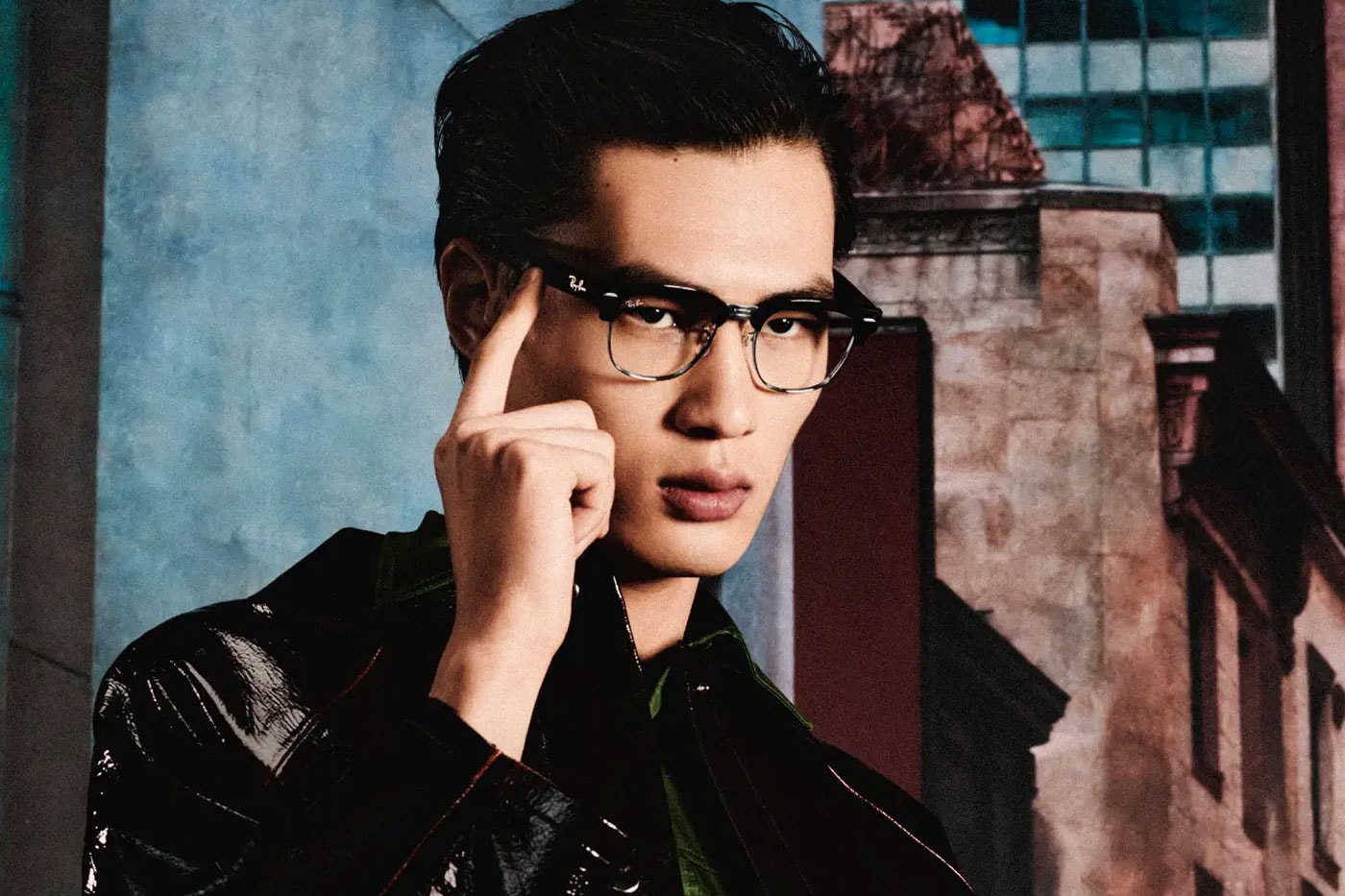 Clubmaster çerçeveli Ray-Ban Meta gözlük takan model