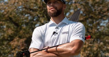 Stephen Curry elinde UNDERRATED Golf putterıyla