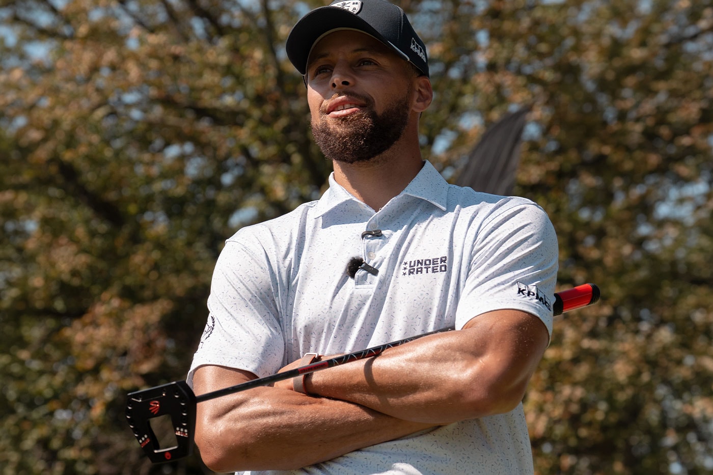 Stephen Curry elinde UNDERRATED Golf putterıyla