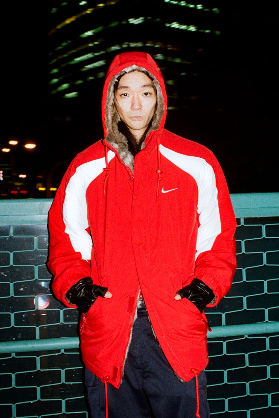 Supreme Nike kırmızı ters çevrilebilir parka, gece şehir sokağında