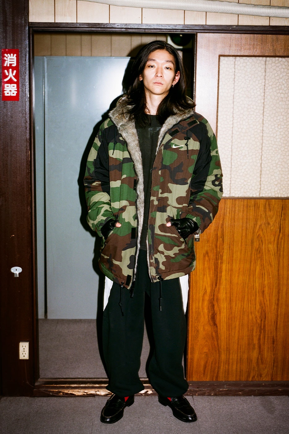 Supreme Nike kamuflaj parka iç mekânda