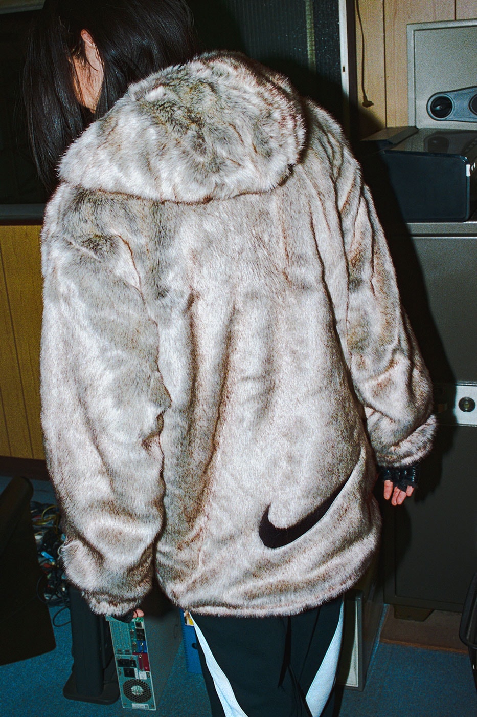 Supreme Nike bej suni kürk parka arkadan
