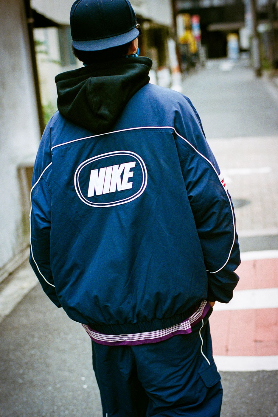 Lacivert ceketin sırtındaki oval Nike logosu
