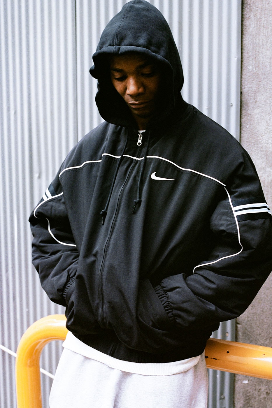 Supreme Nike siyah naylon kapüşonlu ceket, beyaz biyeli
