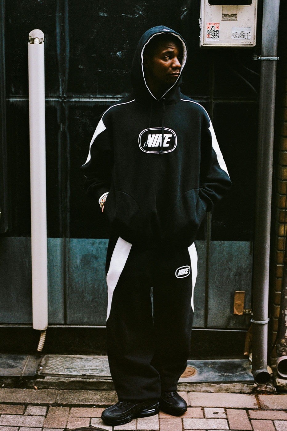 Supreme Nike siyah kapüşonlu sweatshirt ve oval logo