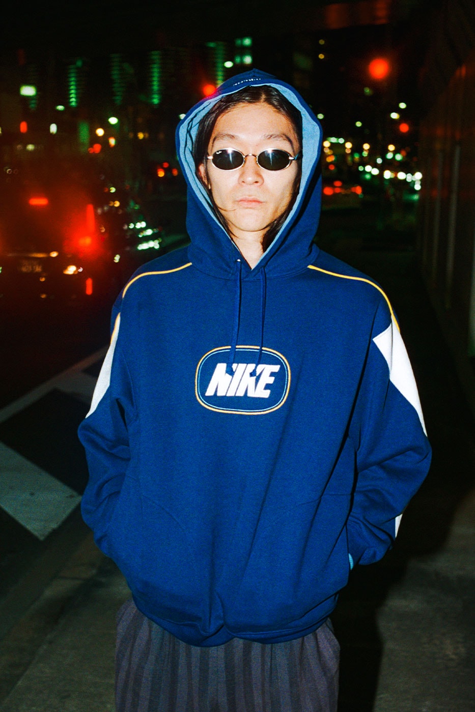 Lacivert kapüşonlu sweatshirt ve oval Nike logosu