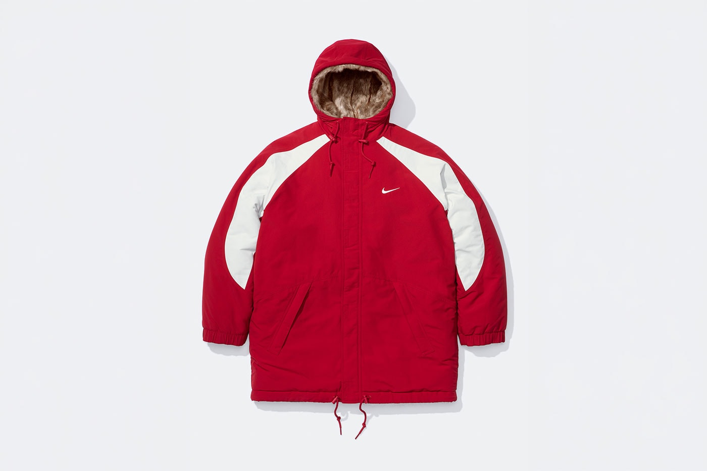 Supreme Nike kırmızı parka ürün çekimi önden