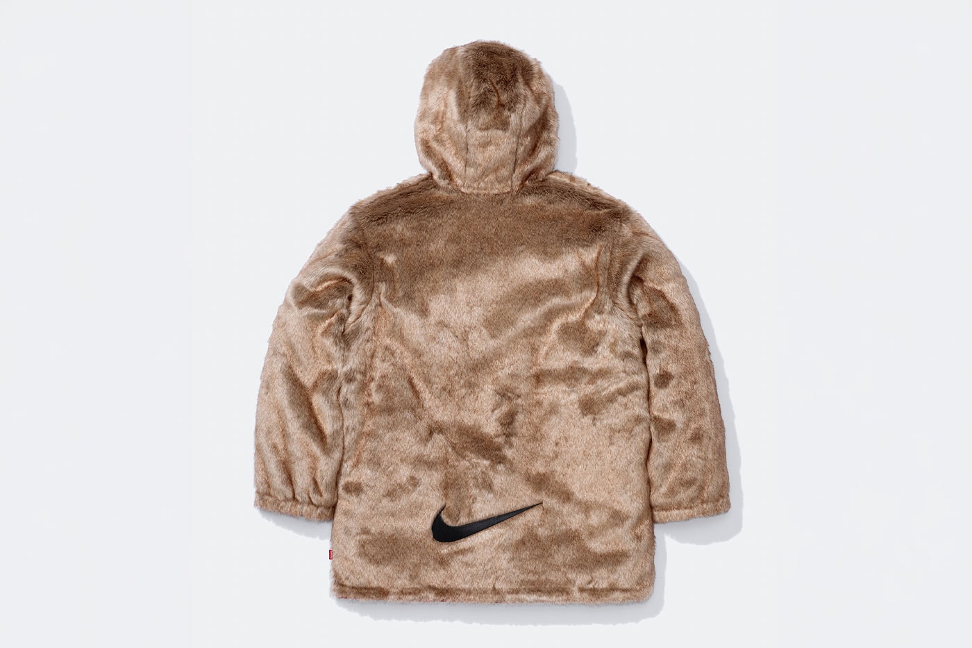 Bej kürk taraf arkadan, siyah Swoosh