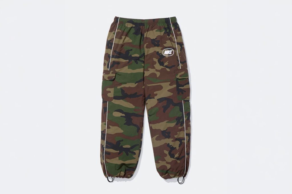 Supreme Nike kamuflaj kargo pantolon önden