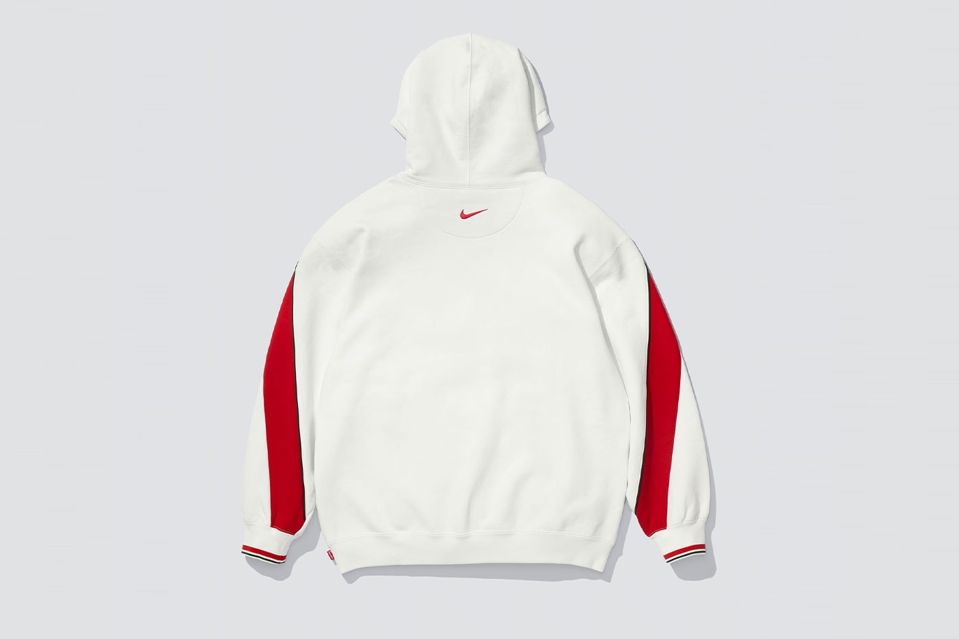 Beyaz kapüşonlu sweatshirt arkadan