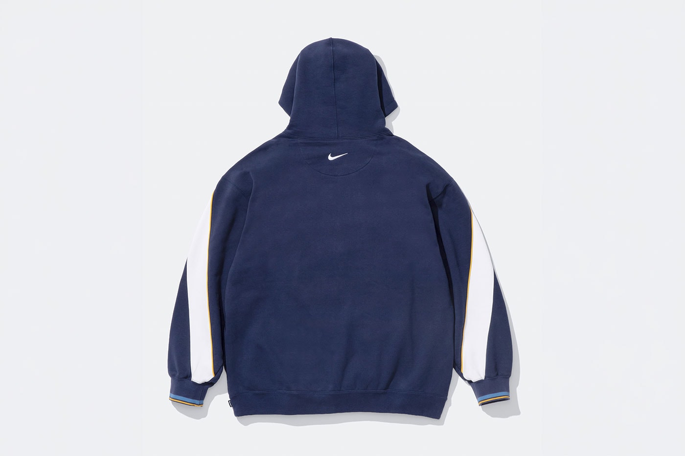 Lacivert kapüşonlu sweatshirt arkadan