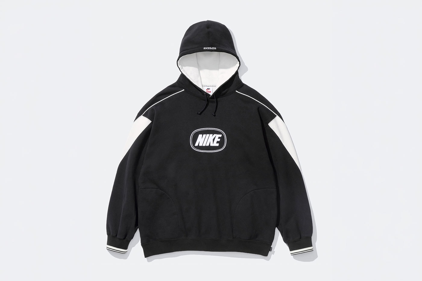 Siyah kapüşonlu sweatshirt önden