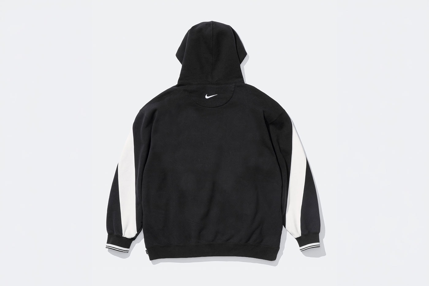 Siyah kapüşonlu sweatshirt arkadan