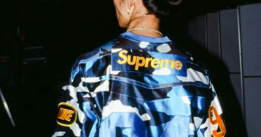 Supreme Nike ters çevrilebilir parka sırtındaki kamuflaj forma yazısı