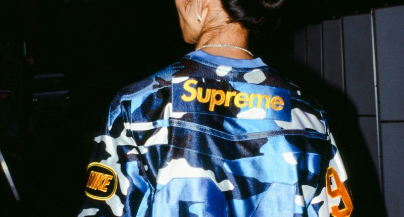 Supreme Nike ters çevrilebilir parka sırtındaki kamuflaj forma yazısı