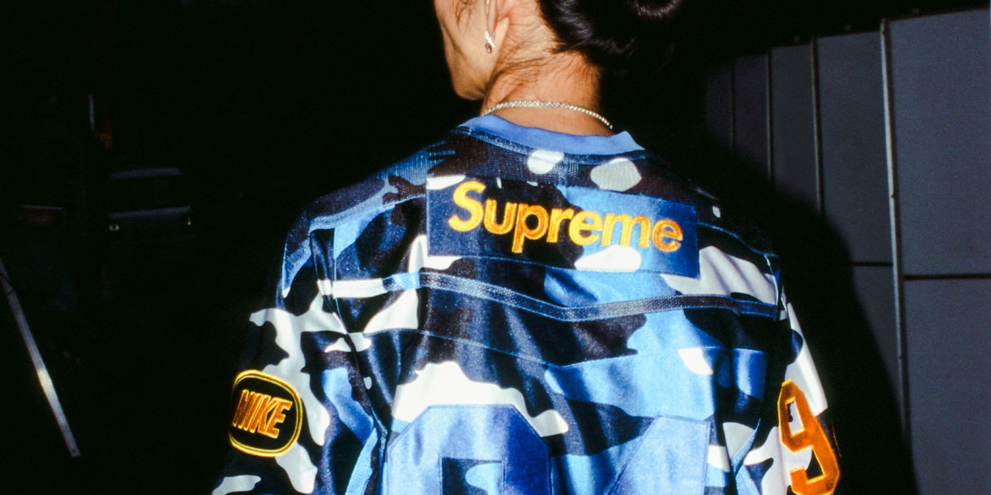 Supreme Nike ters çevrilebilir parka sırtındaki kamuflaj forma yazısı