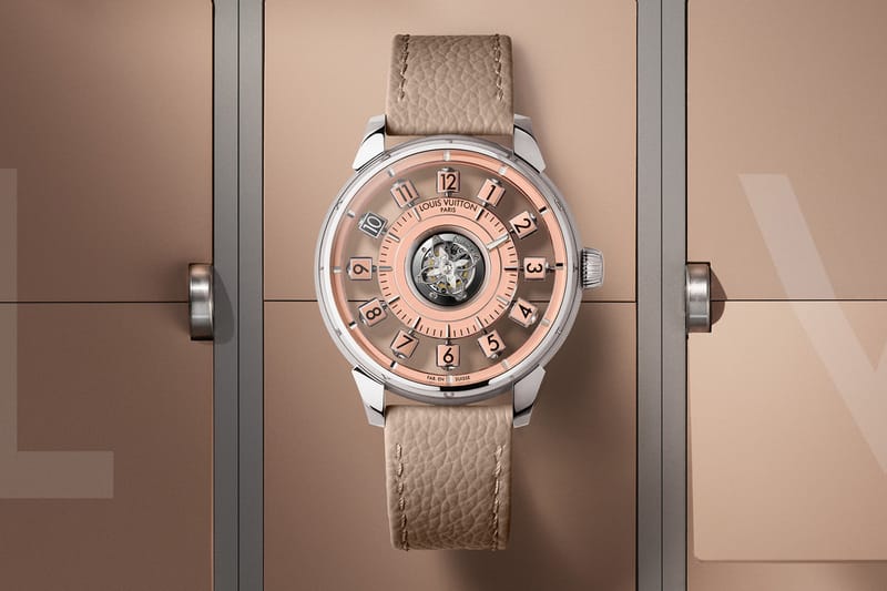 Tambour Spin Time Air modelinin mavi kadranı ve havada duran küpleri