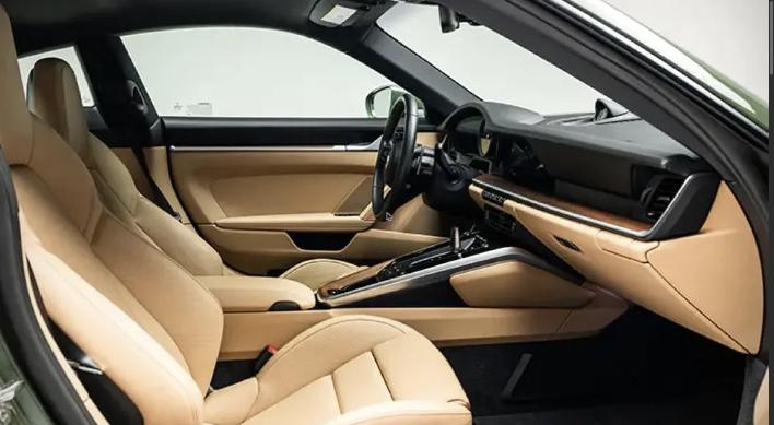 Aracın taba rengi deri kaplı kabini ve orijinal Porsche kokpiti