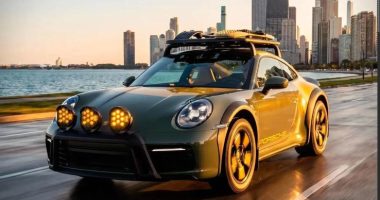Tangent Urban Safari 911 Chicago silueti önünde yol alırken
