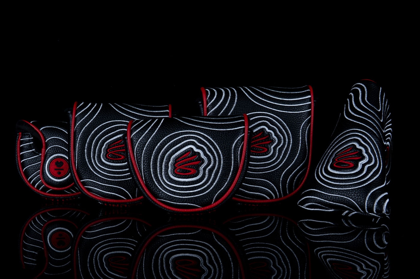 Topografik desenli manyetik başlık kılıfları yan yana