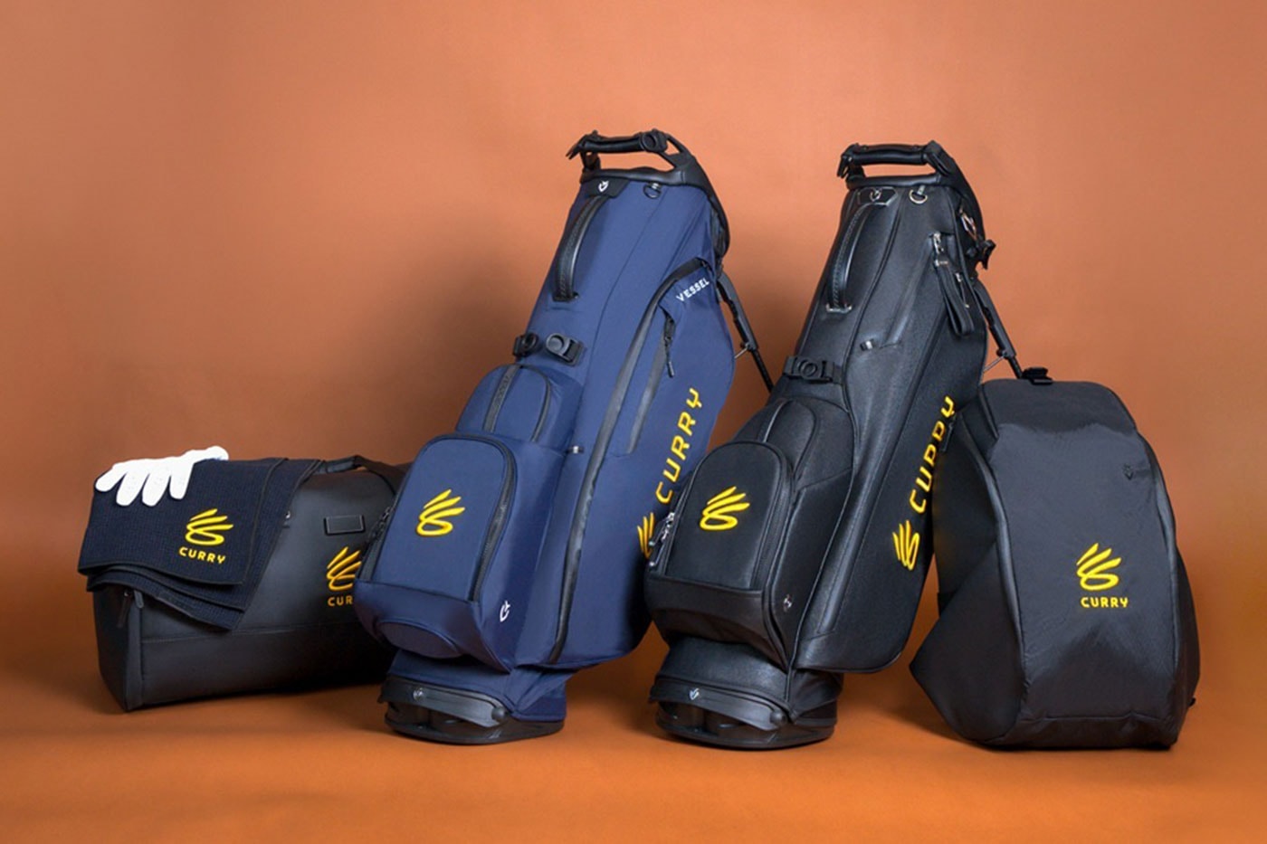 Lacivert stand ve cart golf çantaları, sarı Curry amblemiyle