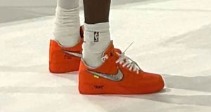 Turuncu Virgil Abloh Archive x Nike Air Force 1 Low yakın plan