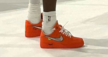 Turuncu Virgil Abloh Archive x Nike Air Force 1 Low yakın plan