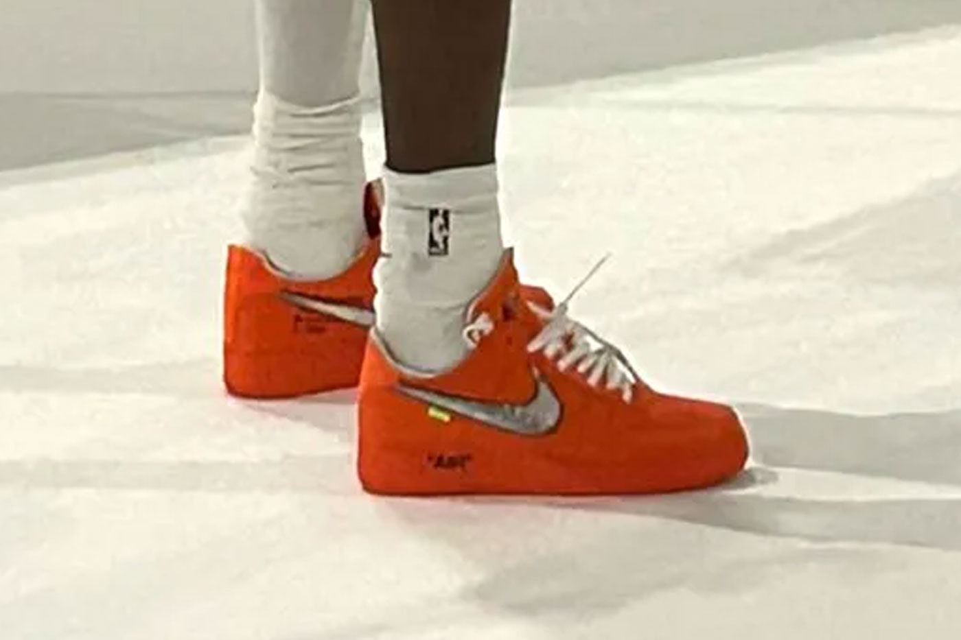 Turuncu Virgil Abloh Archive x Nike Air Force 1 Low yakın plan