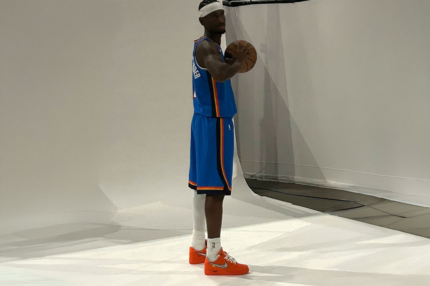 Shai Gilgeous-Alexander Thunder medya gününde turuncu Air Force 1 ile