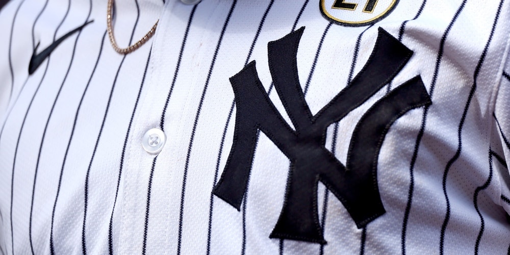 Yankees Apollo anlaşması: çizgili formadaki NY logosu
