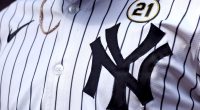 New York Yankees formasındaki NY logosu ve numara yaması