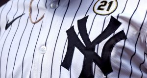 New York Yankees formasındaki NY logosu ve numara yaması