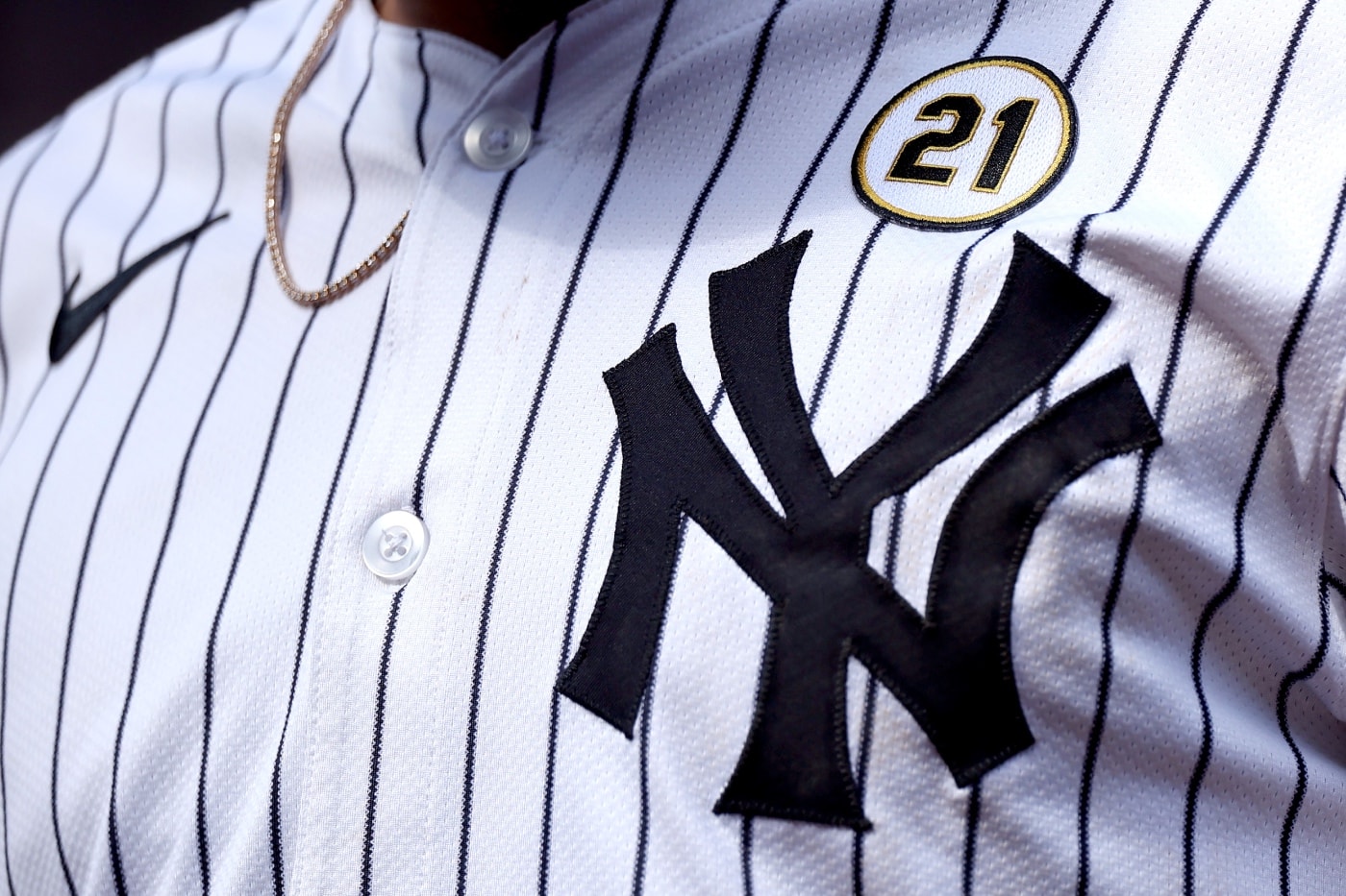 New York Yankees formasındaki NY logosu ve numara yaması