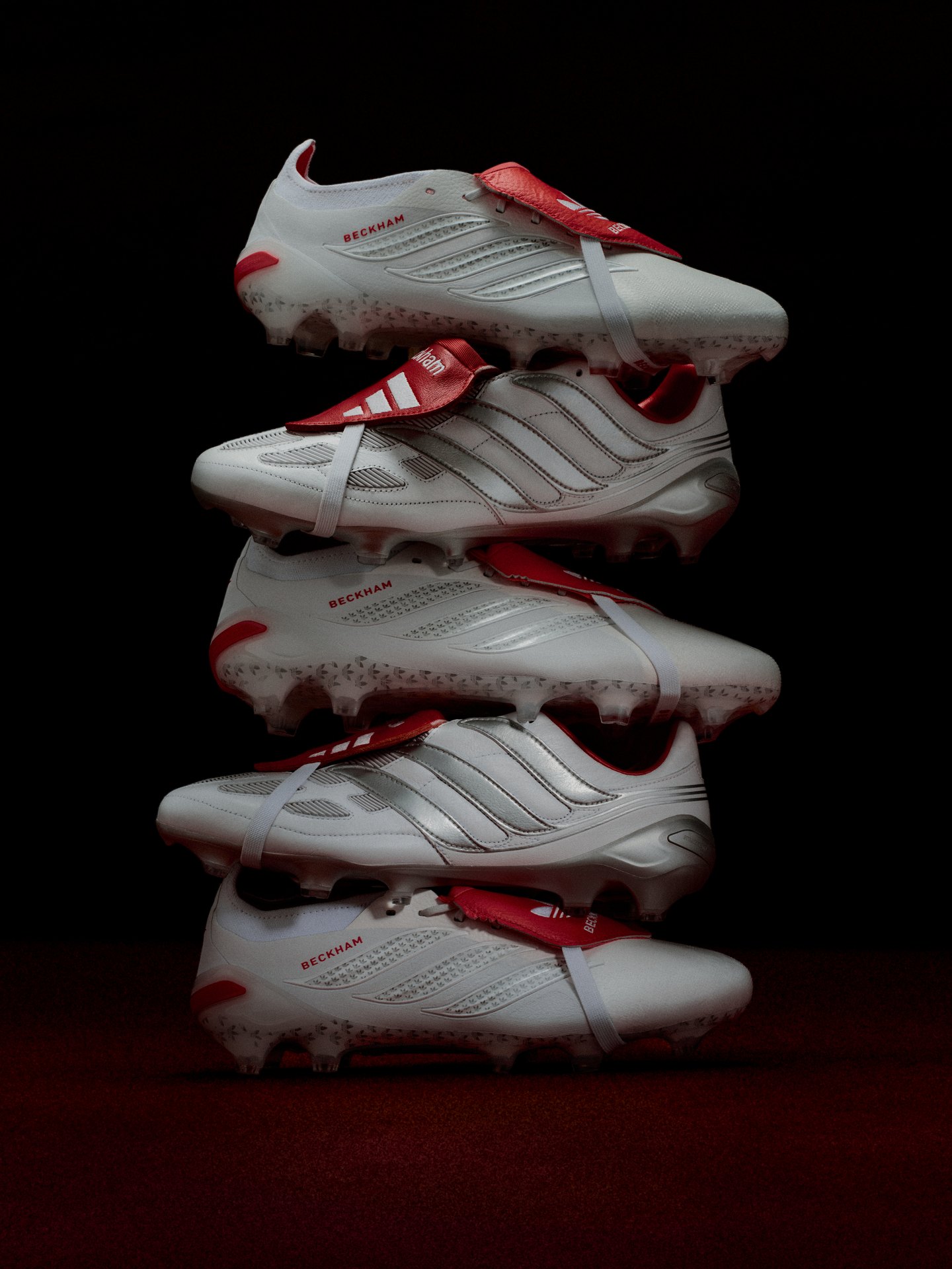 Üst üste dizilmiş David Beckham Predator ve Precision Remade kramponları