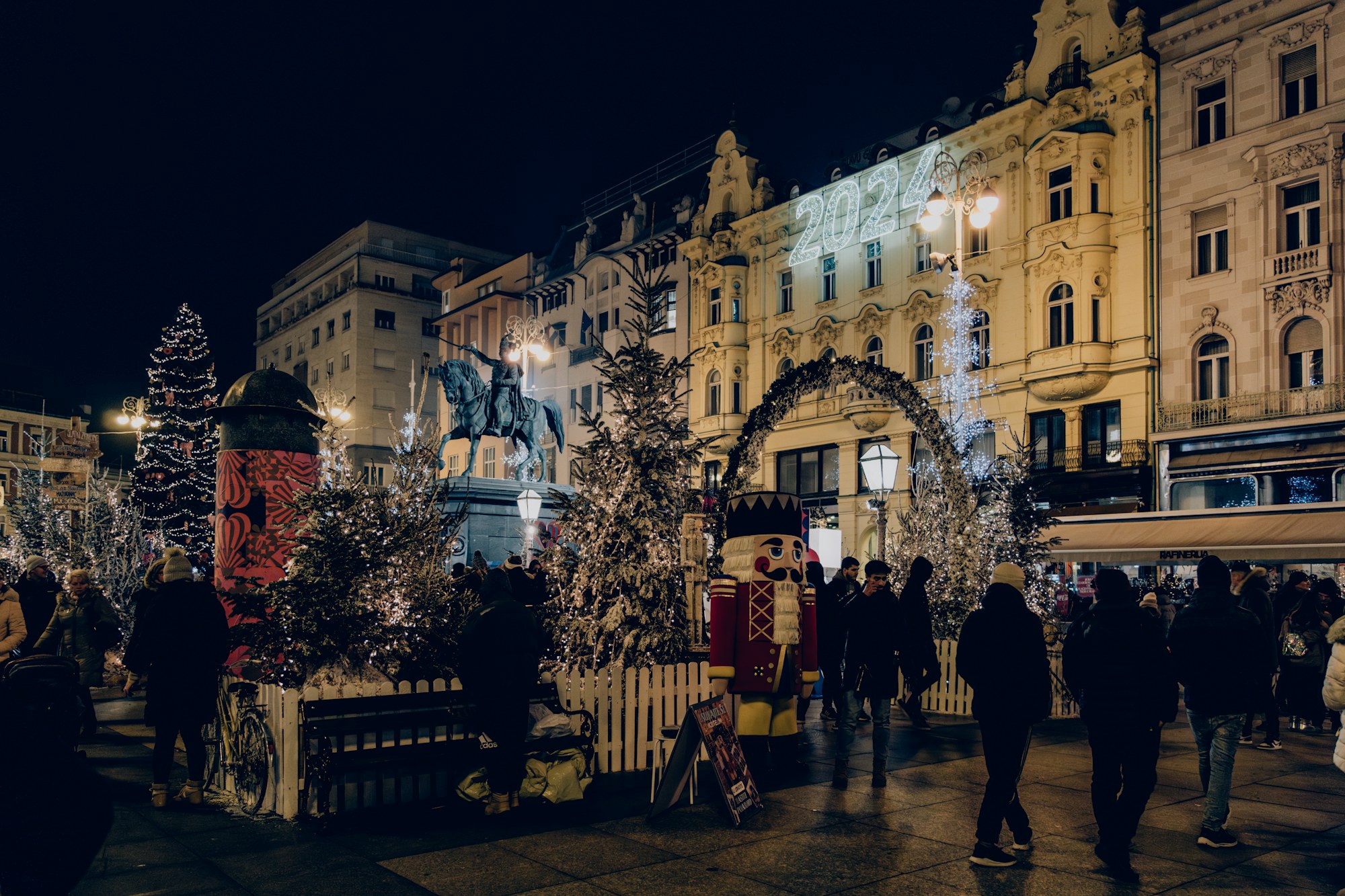 Zagreb’de Advent akşamında Noel ağacı çevresi
