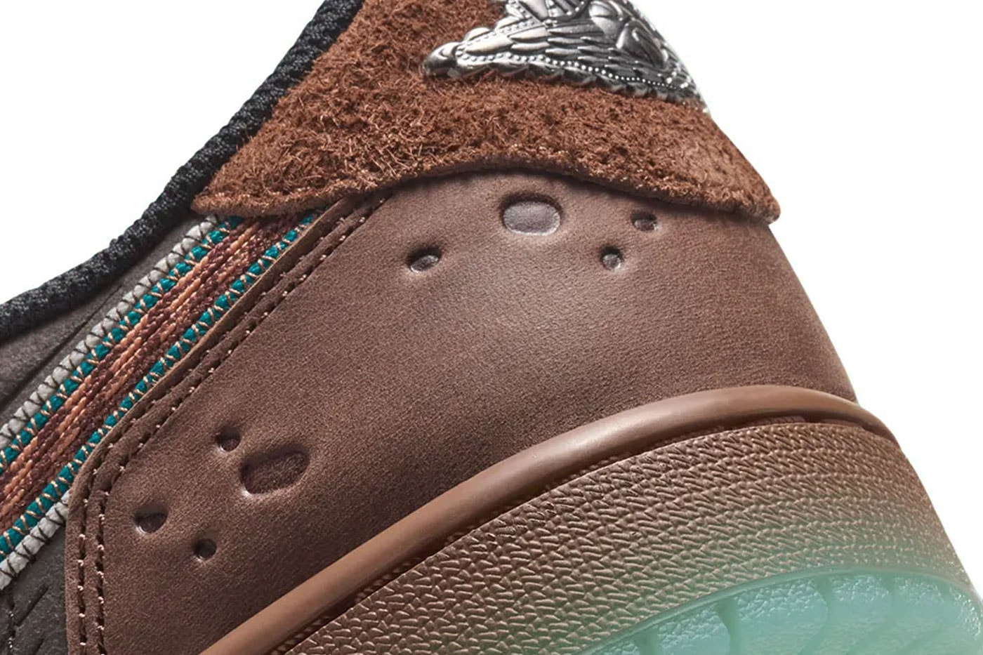 Air Jordan 1 Low Somos Historias topuğundaki tüylü süet