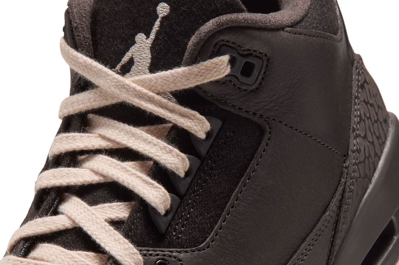 Dildeki beyaz Jumpman ve bağcık detayı