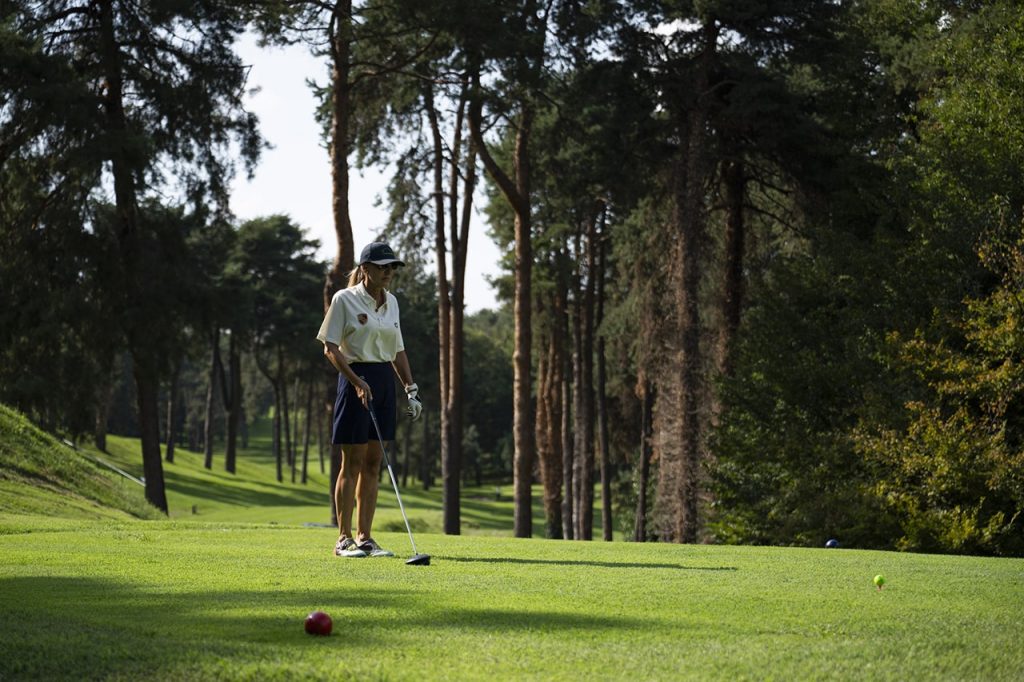 Villa d’Este sahasında vuruş hazırlığı yapan golfçü