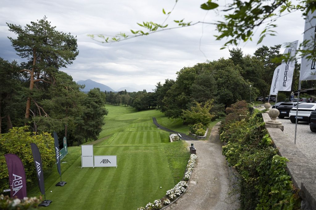 Alba golf bayraklarıyla Circolo Golf Villa d’Este sahası