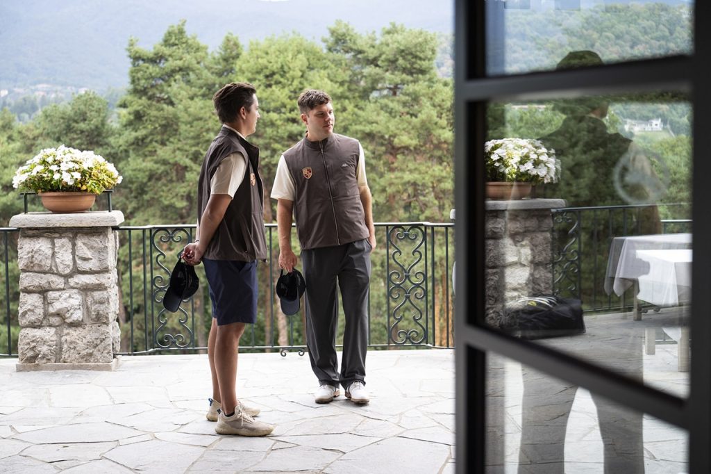 Villa d’Este terasında sohbet eden iki golfçü