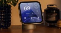 Apple HomeView rafta, ekranda termostat, saat ve ev kontrolleri