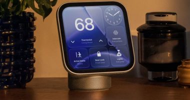 Apple HomeView rafta, ekranda termostat, saat ve ev kontrolleri