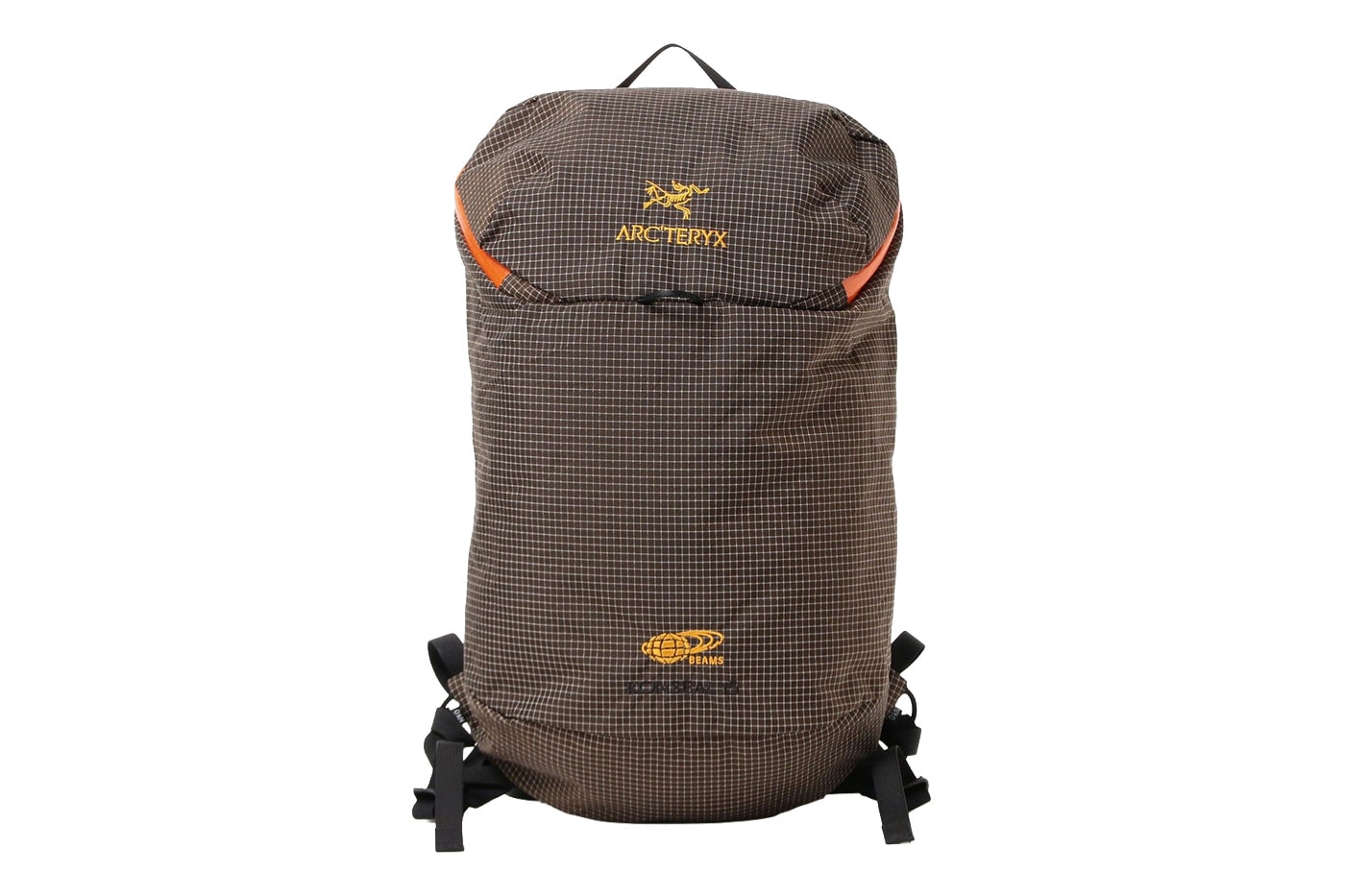 Arc'teryx BEAMS Konseal 15 sırt çantası, altın işlemeli logolarla önden