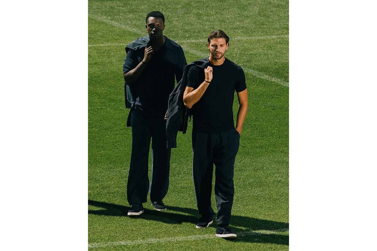 Ceketini omzuna atmış iki futbolcu sahada