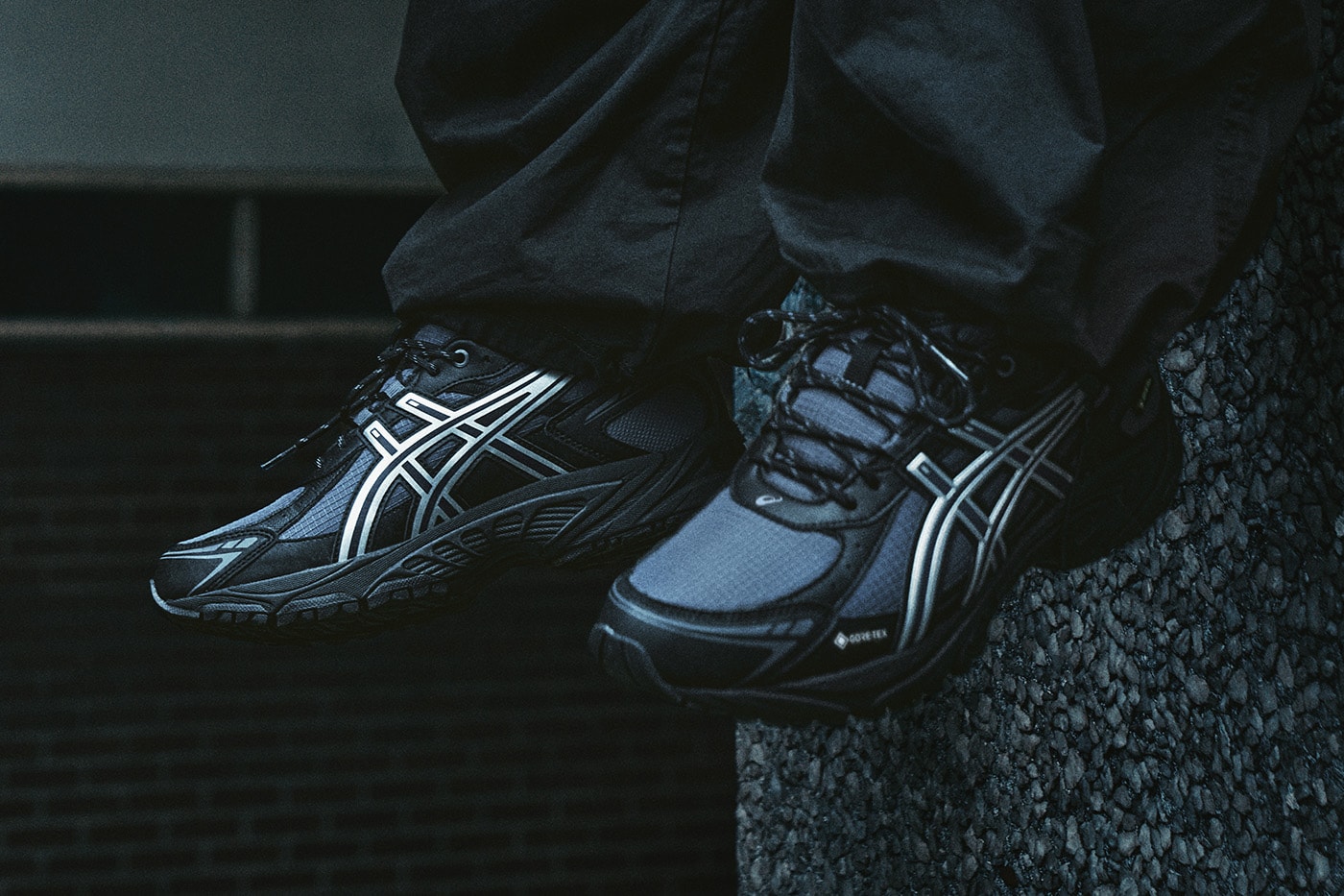 Ayakta GEL-VENTX GTX ve gümüş ASICS çizgileri