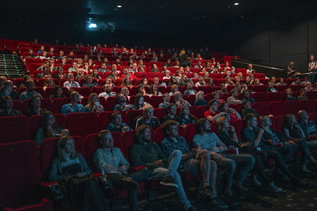 Avengers Doomsday fragmanı haberi için sinema salonunda film izleyen seyirciler