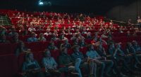 Avengers Doomsday fragmanı haberi için sinema salonunda film izleyen seyirciler
