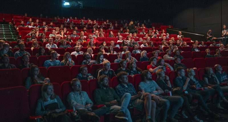 Avengers Doomsday fragmanı haberi için sinema salonunda film izleyen seyirciler